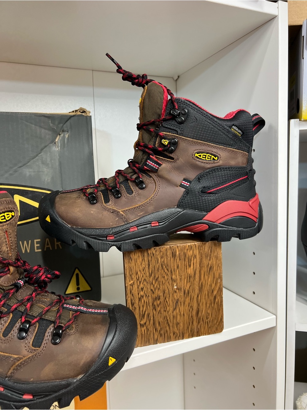KEEN Brown and Red Men’s Waterproof Work/Hiking Boots size 8.5 - Picture 8 of 14